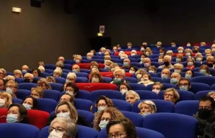 Salle comble au Cinébreiz de Paimpol (Côtes-d’Armor), à l’occasion de la diffusion du film « Simone, le voyage du siècle.