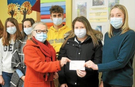 Régine Patrier, présidente du Rotary Club de Paimpol, reçoit le chèque de soutien des mains de Margot et Maïwen, de Kersa. (ALEXIA TETTELIN) 