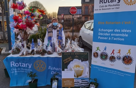 Vente des décorations de noël fabriquées par les Rotariens du Club sur le Marché de Lancieux.